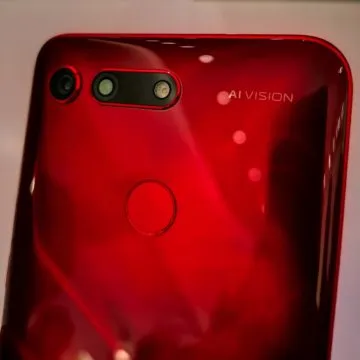 Honor View 20: unboxing, primi scatti, varianti colore e cover Moschino