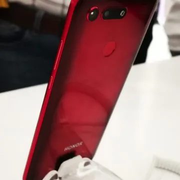 Honor View 20: unboxing, primi scatti, varianti colore e cover Moschino