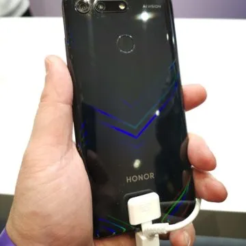 Honor View 20: unboxing, primi scatti, varianti colore e cover Moschino