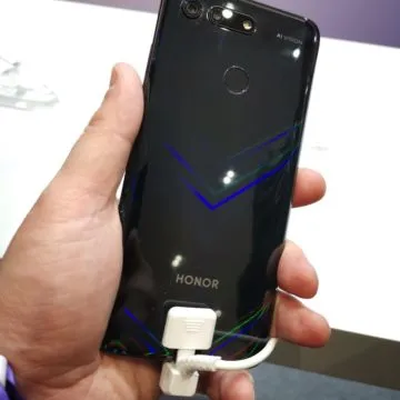 Honor View 20: unboxing, primi scatti, varianti colore e cover Moschino