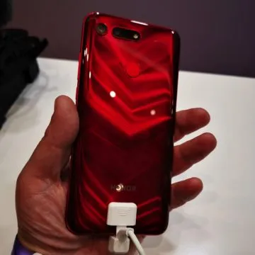 Honor View 20: unboxing, primi scatti, varianti colore e cover Moschino