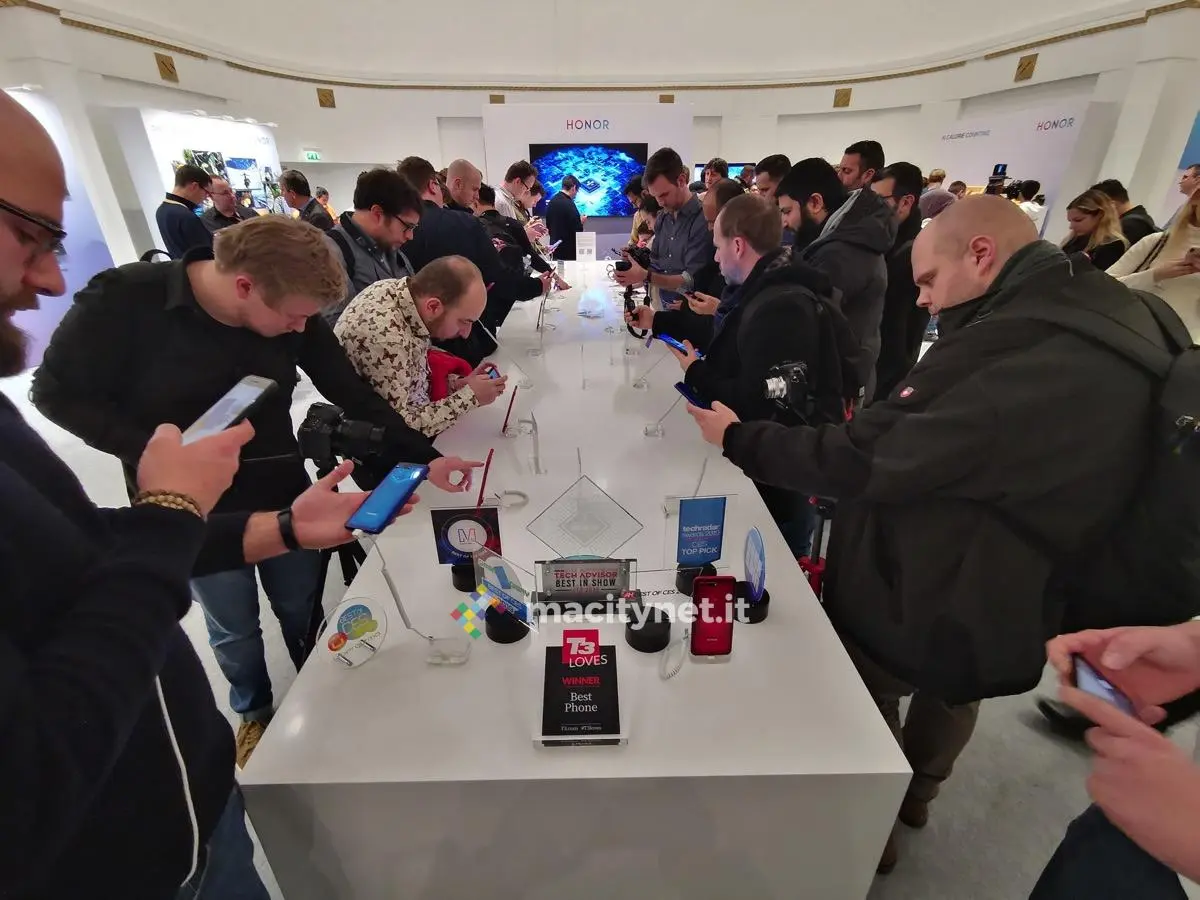 Honor View 20: unboxing, primi scatti, varianti colore e cover Moschino