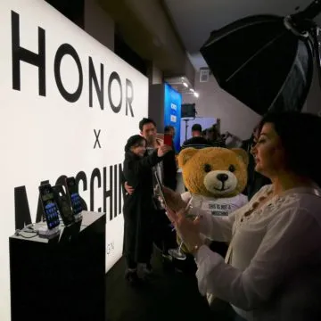 Honor View 20: unboxing, primi scatti, varianti colore e cover Moschino