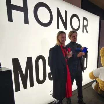 Honor View 20: unboxing, primi scatti, varianti colore e cover Moschino