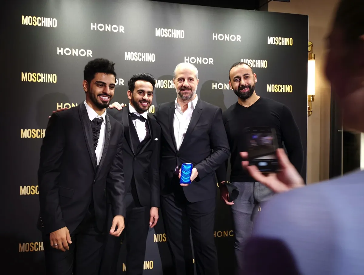 Honor View 20 visto da vicino: unboxing, varianti colore e cover Moschino