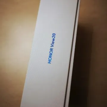 Honor View 20: unboxing, primi scatti, varianti colore e cover Moschino