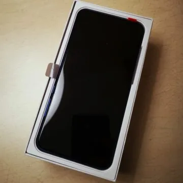 Honor View 20: unboxing, primi scatti, varianti colore e cover Moschino