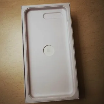 Honor View 20: unboxing, primi scatti, varianti colore e cover Moschino