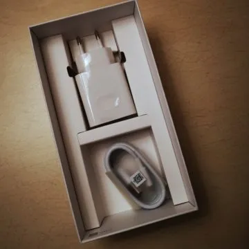 Honor View 20: unboxing, primi scatti, varianti colore e cover Moschino