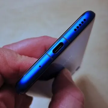 Honor View 20: unboxing, primi scatti, varianti colore e cover Moschino