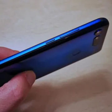 Honor View 20: unboxing, primi scatti, varianti colore e cover Moschino