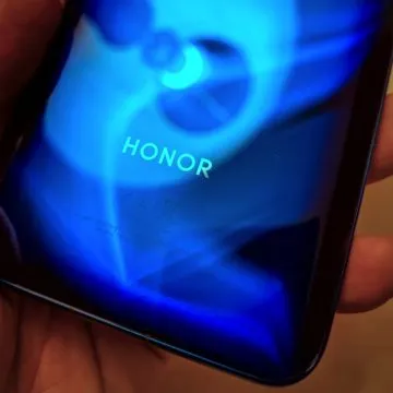 Honor View 20: unboxing, primi scatti, varianti colore e cover Moschino