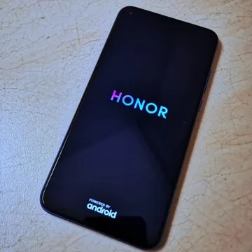 Honor View 20: unboxing, primi scatti, varianti colore e cover Moschino