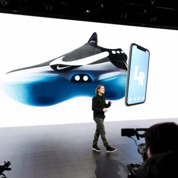 Nike Adpapt BB le scarpe che si allacciano da sole e si controllano da iPhone