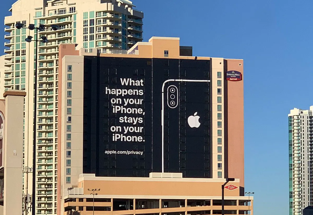 CES 2019, Apple non c’è ma un cartellone pubblicitario accoglie i visitatori What happens on your iPhone, stays on your iPhone
