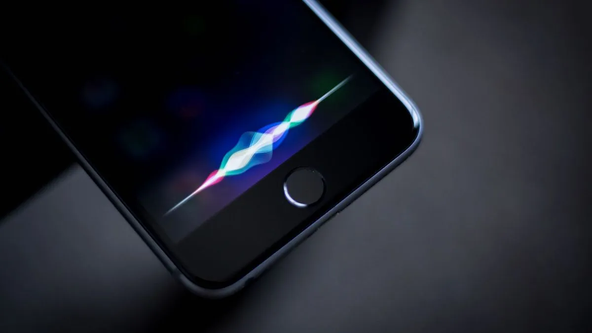 Siri e Google Assistant pari merito nella gara per l’assistente vocale più utilizzato