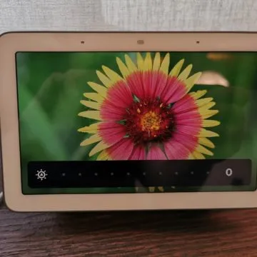 Presa di contatto e unboxing di Google Nest Hub, domotica, informazioni e video in 7″