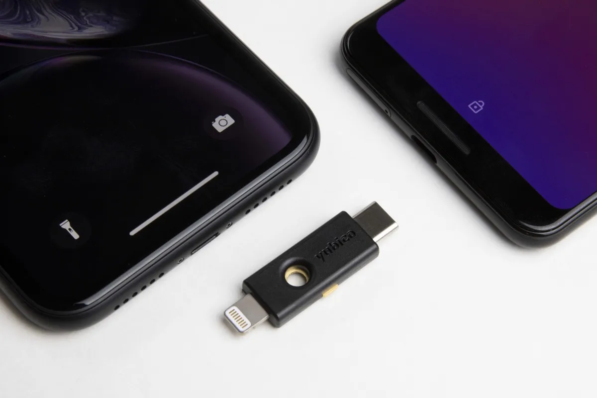 Yubico lancia la prima chiavetta di sicurezza con Lightning e USB-C Yubico lancia la prima chiavetta di sicurezza con Lightning e USB-C