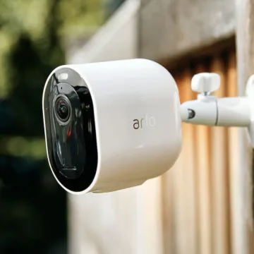 Arlo Pro 3 è la terza generazione di telecamere smart full HD di Arlo con sirena e faretto