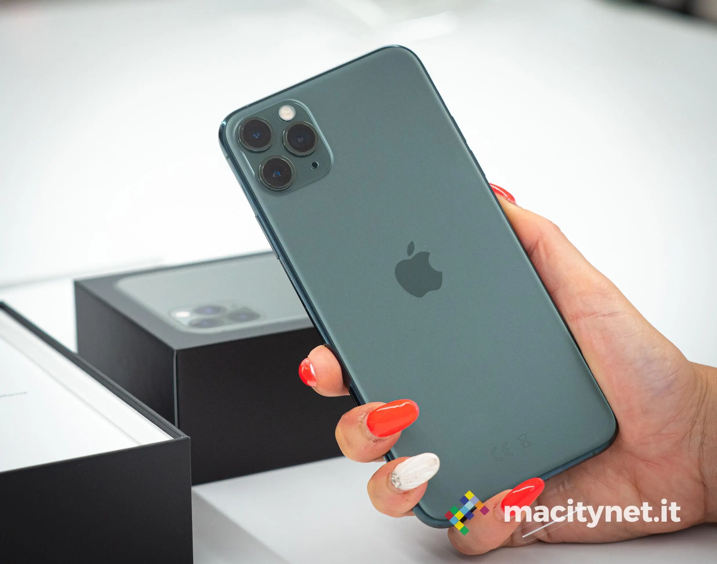 Unboxing e maxi confronto di iPhone 11 [Red], iPhone 11 Pro e Max italiani