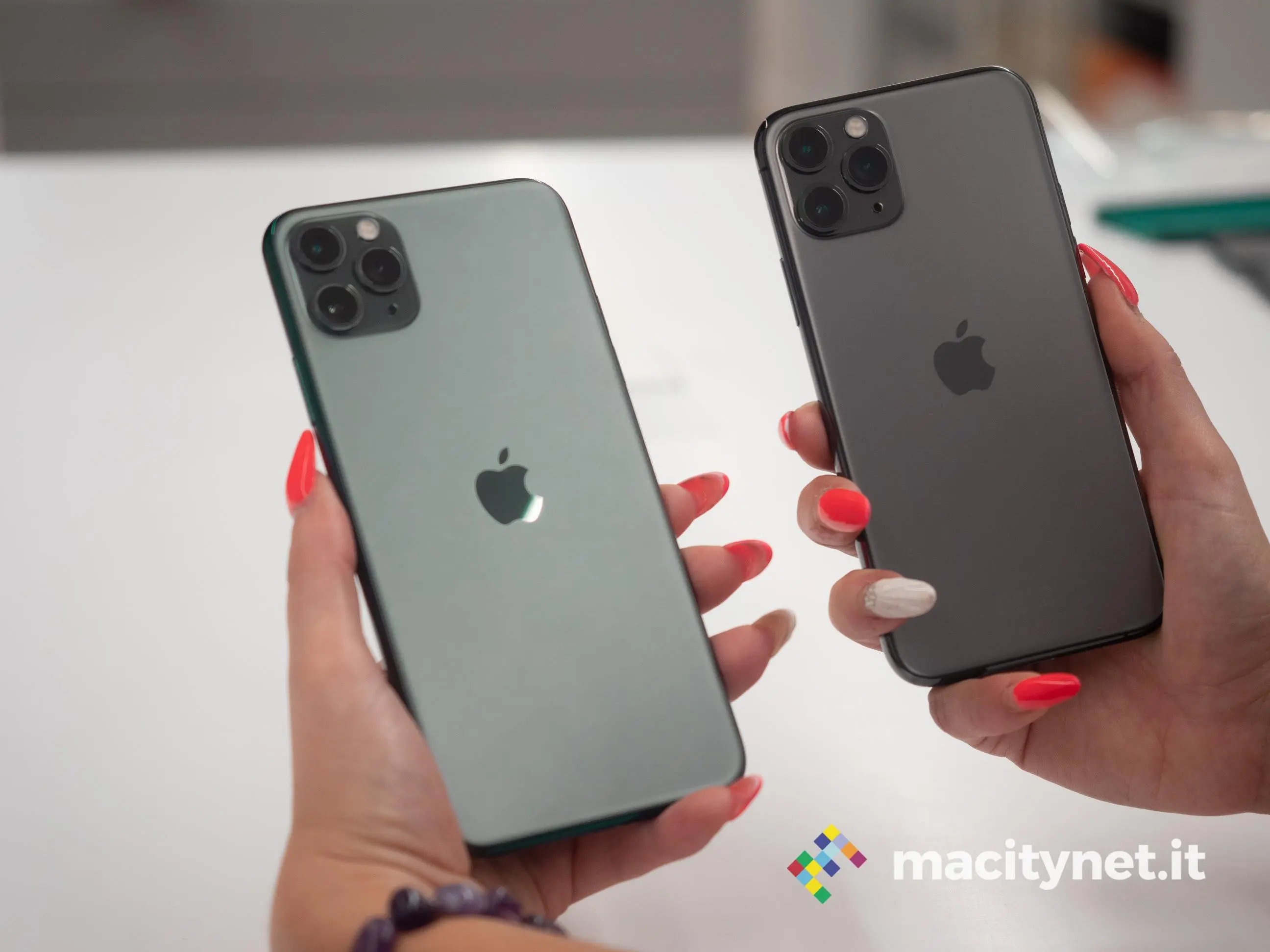 Unboxing e maxi confronto di iPhone 11 [Red], iPhone 11 Pro e Max italiani