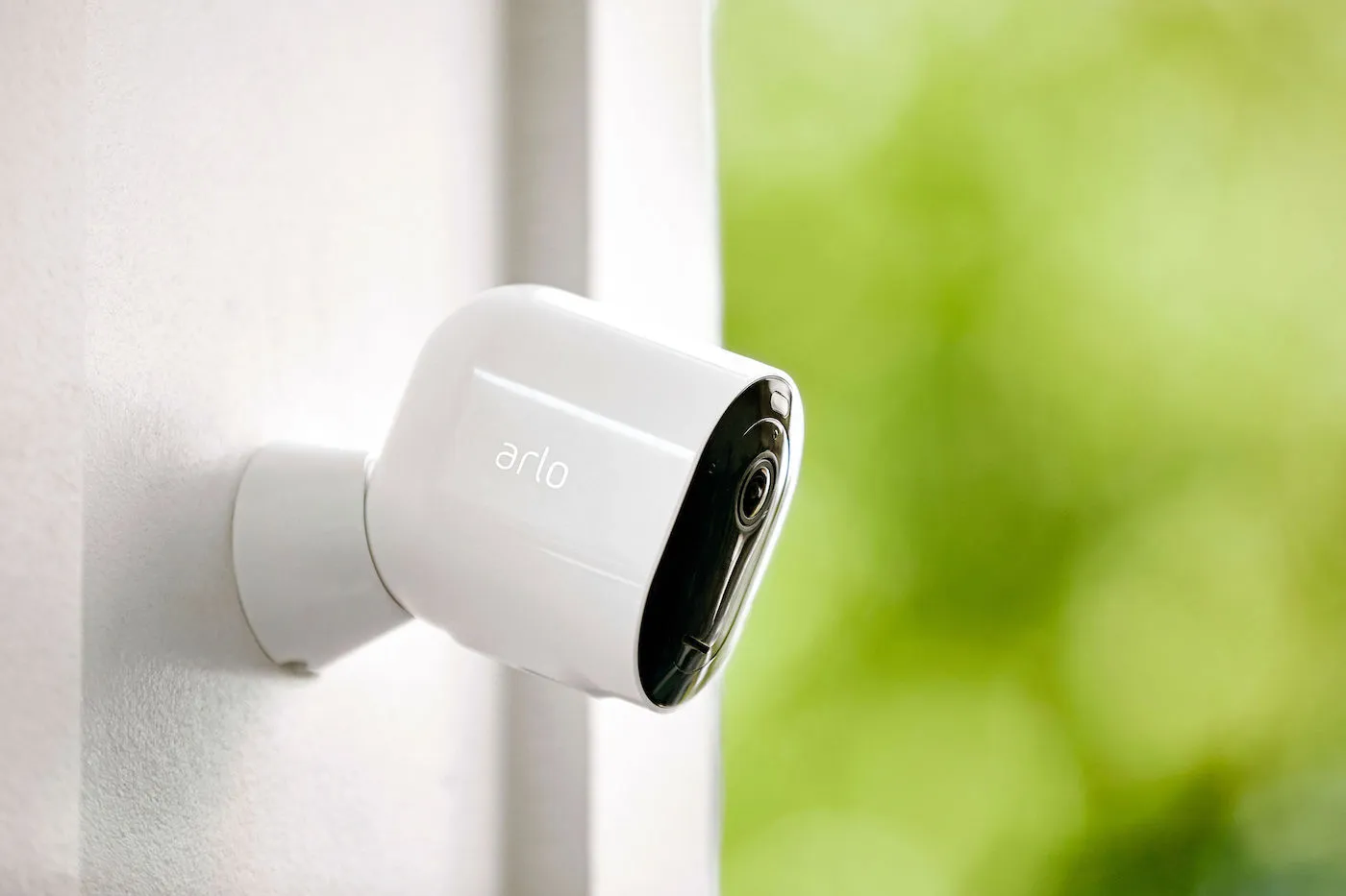 Arlo Pro 3 è la terza generazione di telecamere smart full HD di Arlo con sirena e faretto Arlo Pro 3 è la terza generazione di telecamere smart full HD di Arlo con sirena e faretto