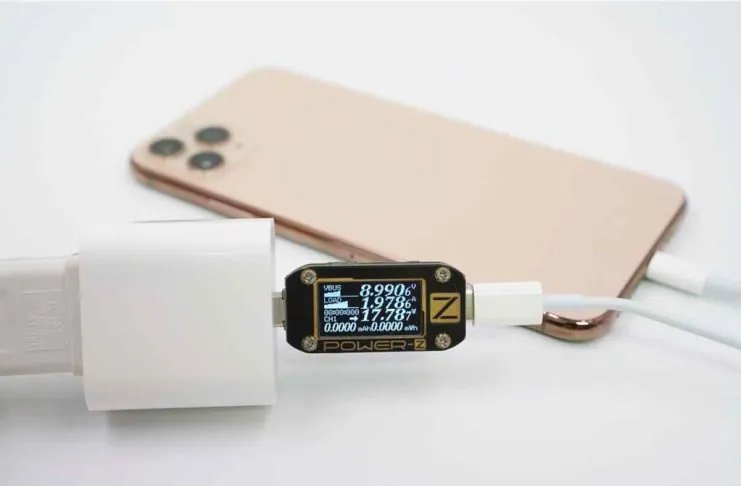 La ricarica rapida di iPhone 11 Pro Max con vari alimentatori