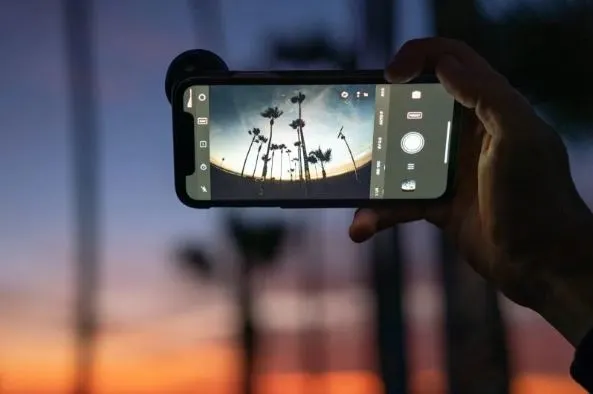 Da Moment l’obiettivo Fisheye per iPhone da 14mm per scatti ultra grandangolari più nitidi Da Moment l’obiettivo Fisheye per iPhone da 14mm per scatti ultra grandangolari più nitidi