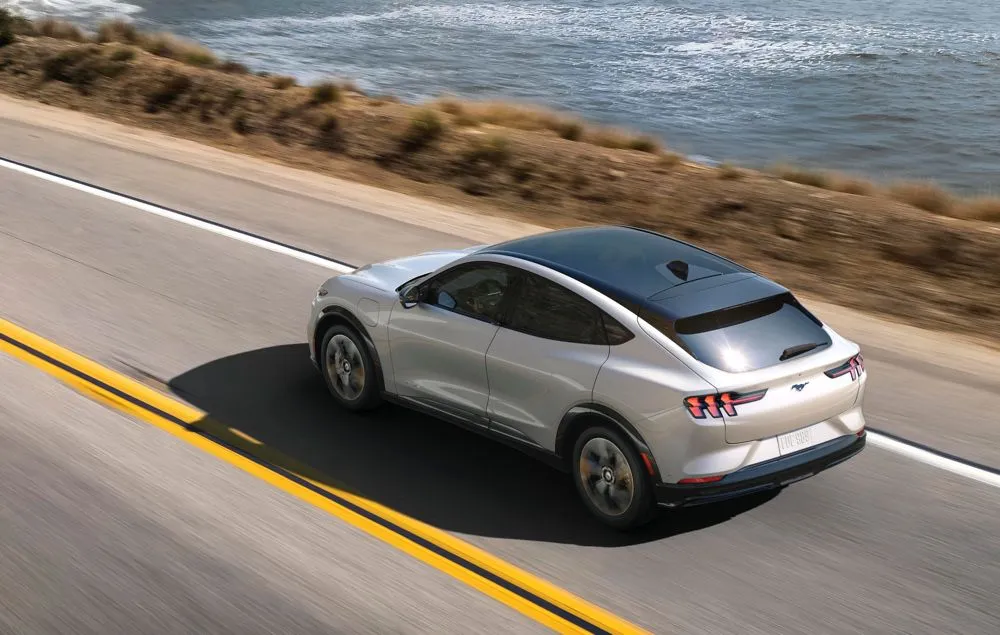 Ford prova a sfidare Tesla con la Mustang elettrica