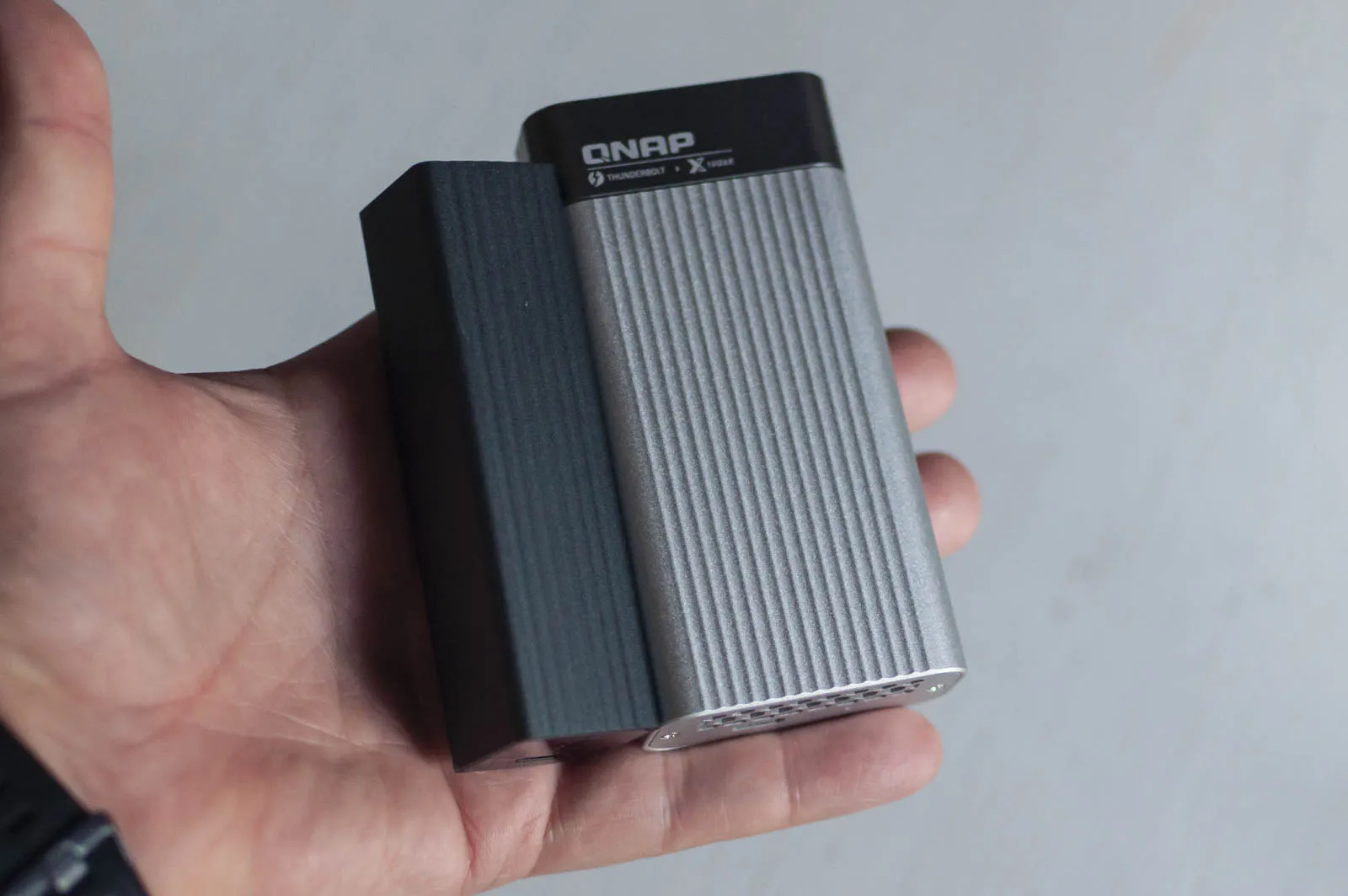 QNAP QNA-UC5G1T e QNA-T310G1T