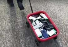 Artista crea ingorghi di traffico su Google Maps con un carretto pieno di telefoni Artista crea ingorghi di traffico su Google Maps con un carretto pieno di telefoni