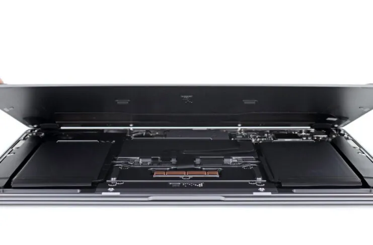 Il nuovo MacBook Air 2020 smontato: facile cambiare batteria e trackpad