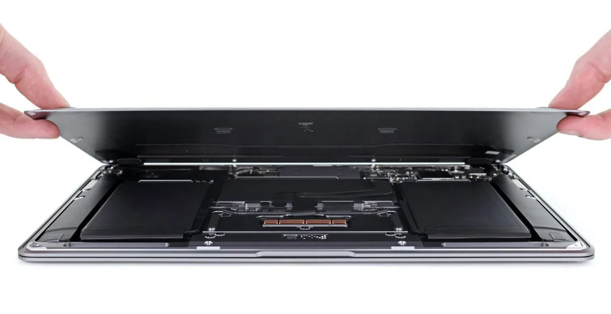 Il nuovo MacBook Air 2020 smontato: facile cambiare batteria e trackpad Il nuovo MacBook Air 2020 smontato: facile cambiare batteria e trackpad