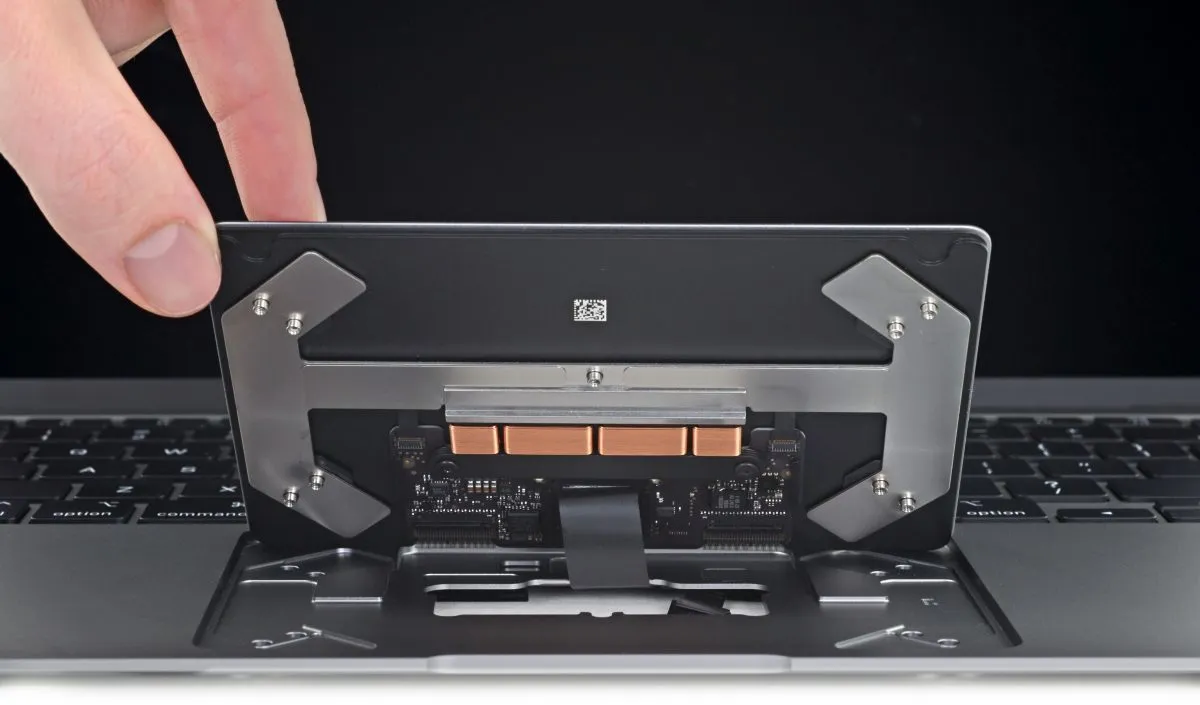 Il nuovo MacBook Air 2020 smontato: facile cambiare batteria e trackpad Il nuovo MacBook Air 2020 smontato: facile cambiare batteria e trackpad