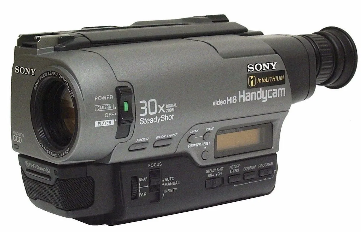 Dall’analogico al digitale: come portare i vecchi VHS e video 8 su Mac, PC e iPad Dall’analogico al digitale: come portare i vecchi VHS e video 8 su Mac, PC e iPad