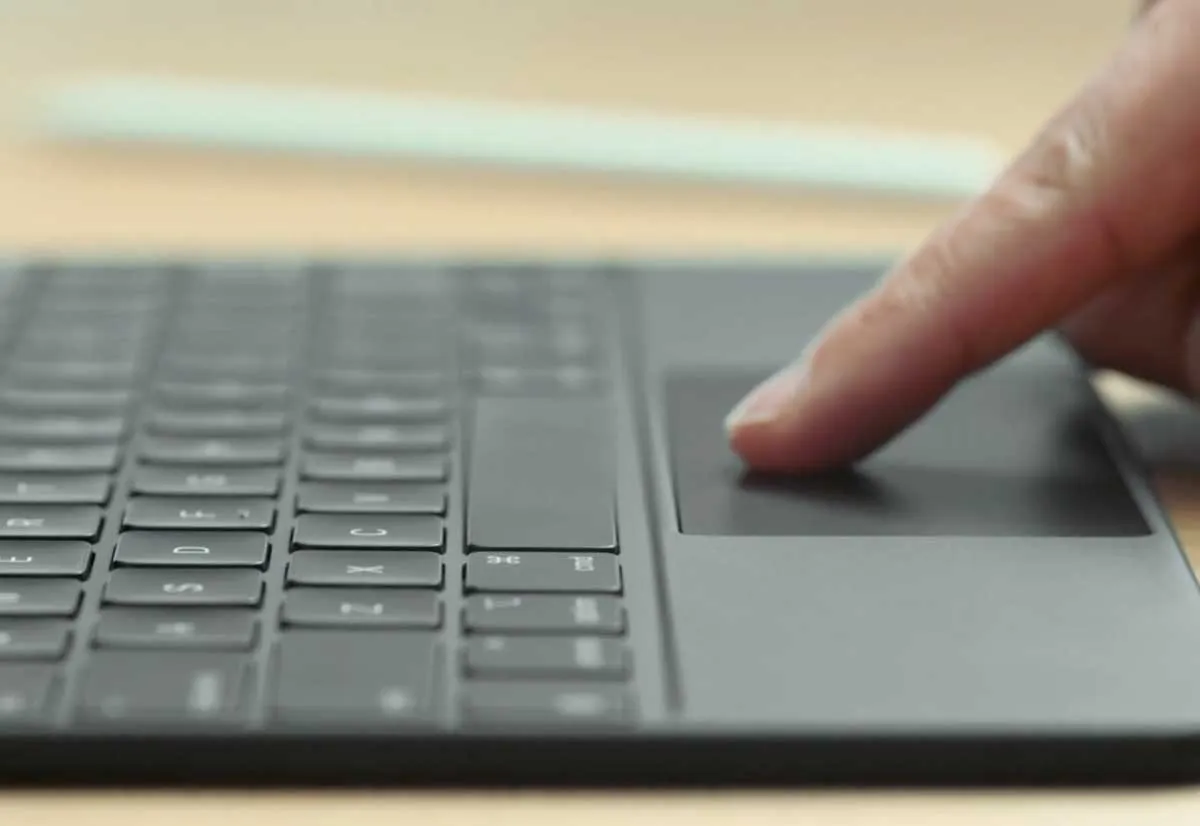 Craig Federighi mostra le gesture possibili grazie alla Magic Keyboard con trackpad su iPad Pro Craig Federighi mostra le gesture possibili grazie alla Magic Keyboard con trackpad su iPad Pro