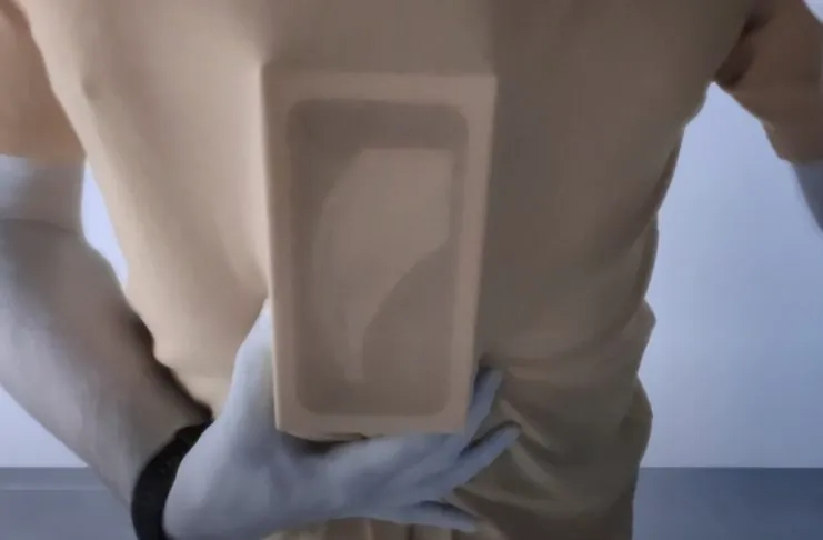 La fotocamera di OnePlus 8 Pro può vedere attraverso plastica e vestiti