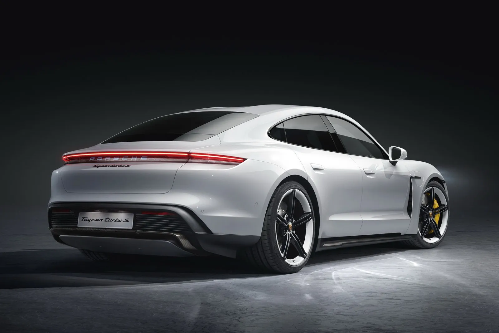 Apple Music salirà a bordo dell’elettrica Porsche Taycan Apple Music salirà a bordo dell’elettrica Porsche Taycan