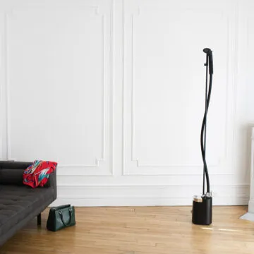 Il ferro da stiro verticale SteamOne elimina il 99% di particelle Covid-19