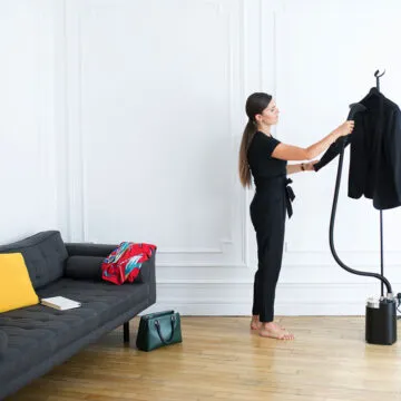 Il ferro da stiro verticale SteamOne elimina il 99% di particelle Covid-19