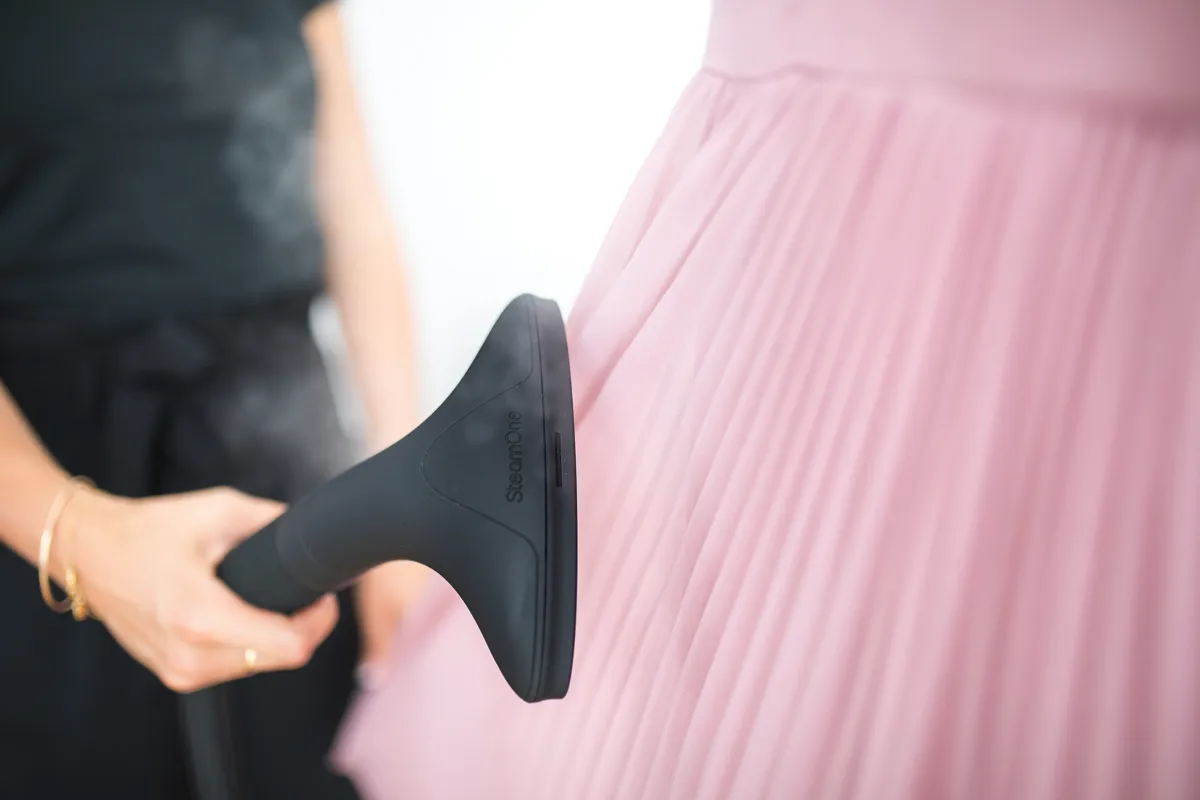 Il ferro da stiro verticale SteamOne elimina il 99% di particelle Covid-19 Il ferro da stiro verticale SteamOne elimina il 99% di particelle Covid-19