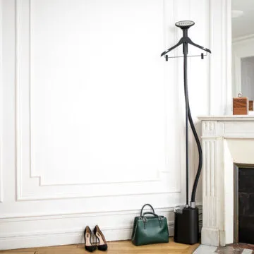 Il ferro da stiro verticale SteamOne elimina il 99% di particelle Covid-19