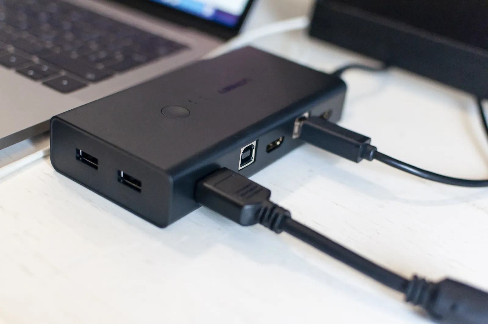 Recensione UGREEN KVM Switch HDMI 2 in 1 Recensione UGREEN KVM Switch HDMI 2 in 1