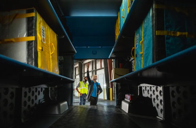 Amazon presenta il suo primo veicolo elettrico per le consegne Amazon presenta il suo primo veicolo elettrico per le consegne