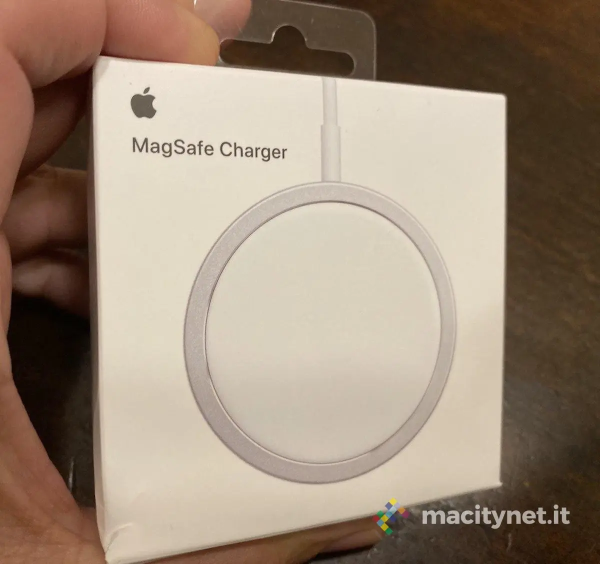 iPhone 12 Pro e magsafe arrivano in Italia: le prime immagini iPhone 12 Pro e magsafe arrivano in Italia: le prime immagini