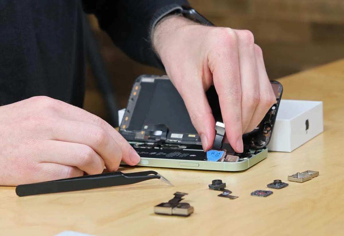 iFixit dice che i tecnici non autorizzati non possono sostituire la fotocamera di iPhone 12 iFixit dice che i tecnici non autorizzati non possono sostituire la fotocamera di iPhone 12