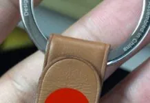 In una foto il presunto portachiavi AirTag di Apple