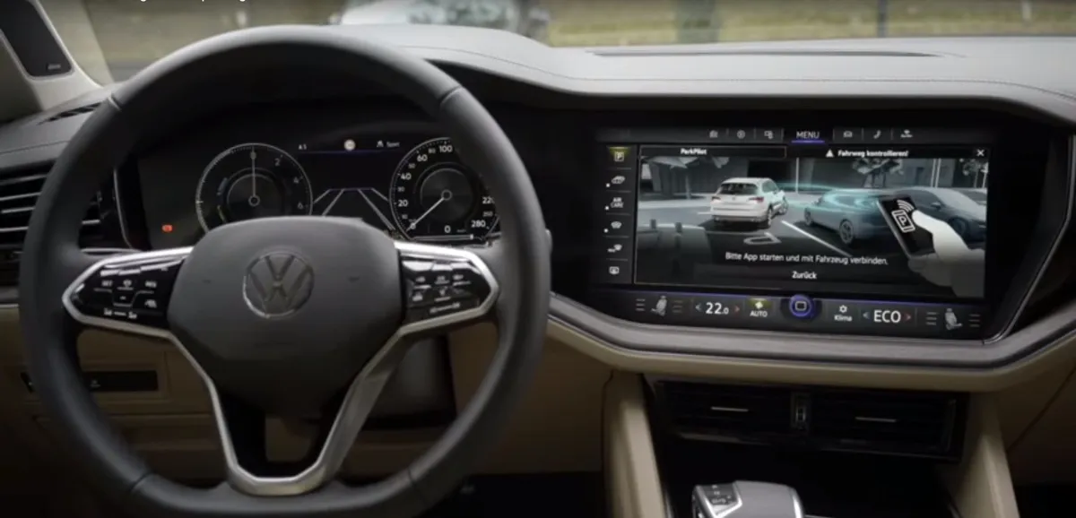 Basta uno smartphone per parcheggiare la Touareg