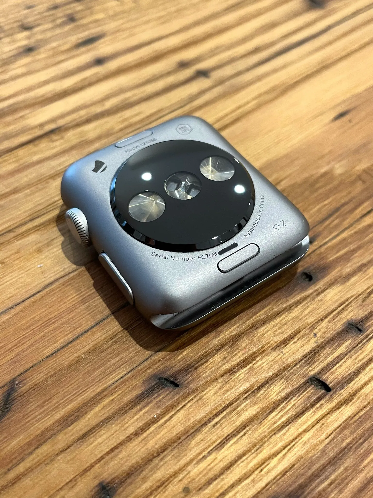 Il prototipo del primo Apple Watch mostra un design diverso della matrice sensori