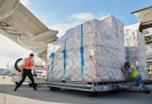 Apple riempie gli aerei di iPhone per battere i dazi di Trump Apple riempie gli aerei di iPhone per battere i dazi di Trump